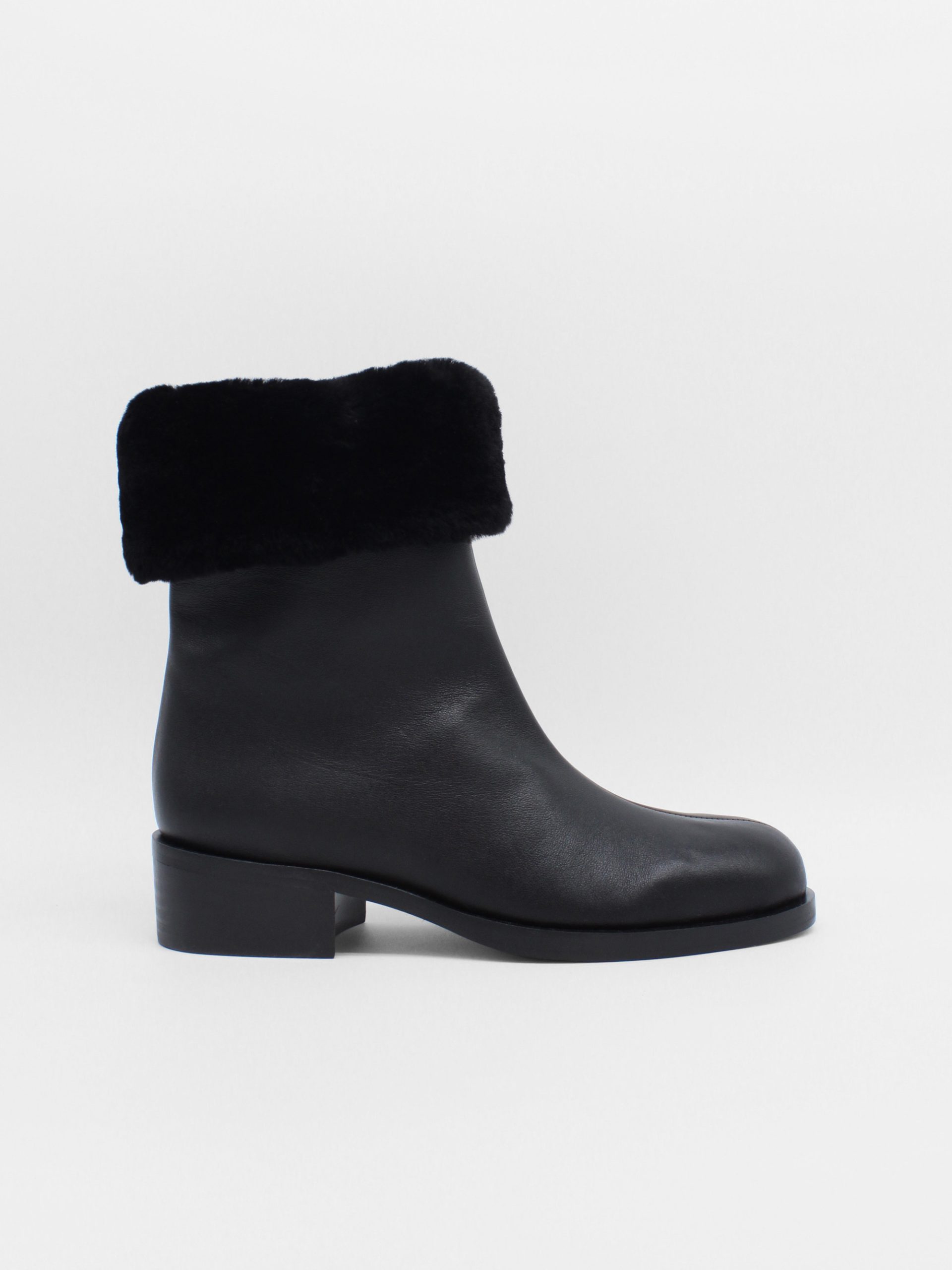 Jara Black