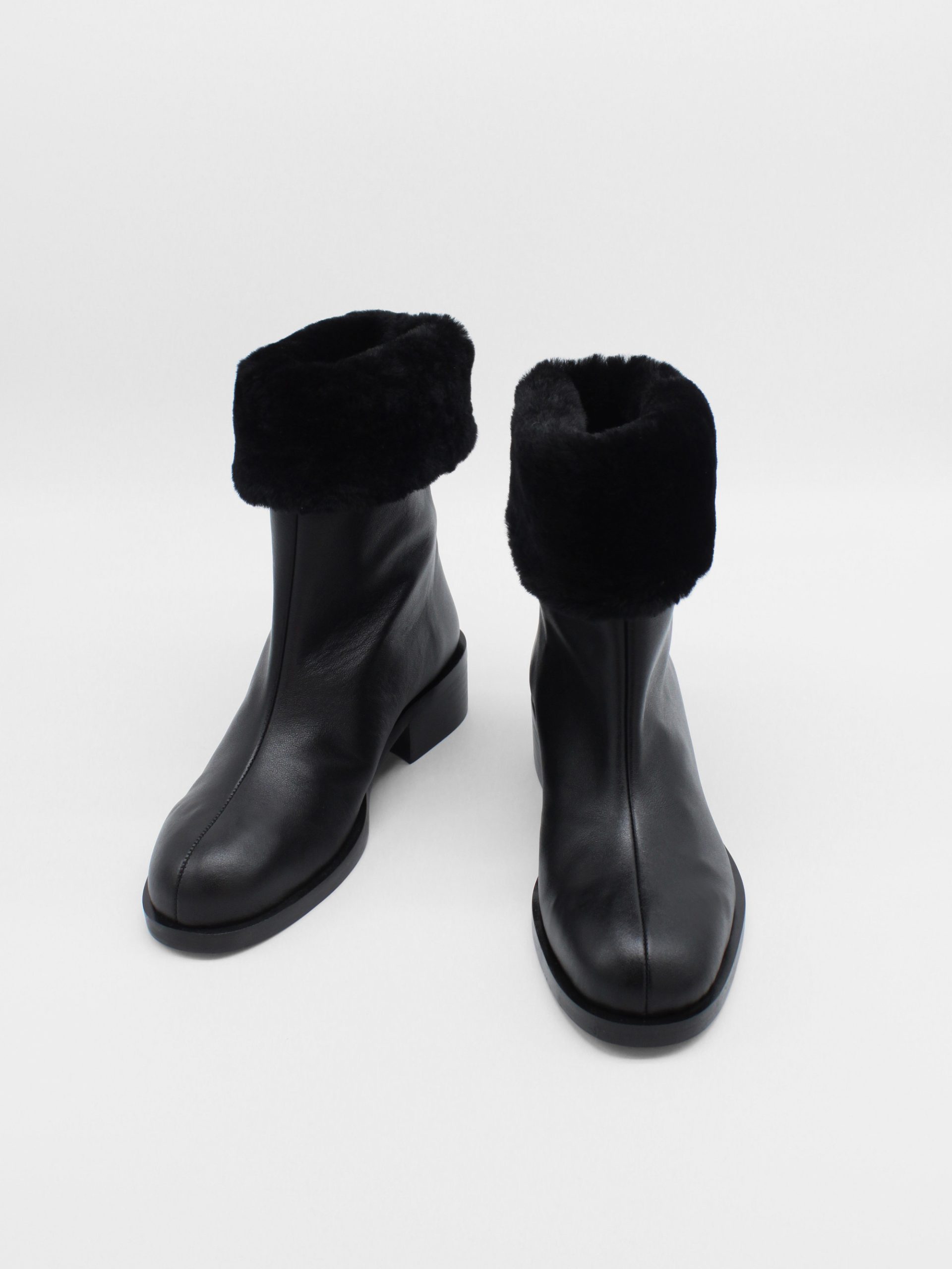 fur lined mid rise boots in black leather