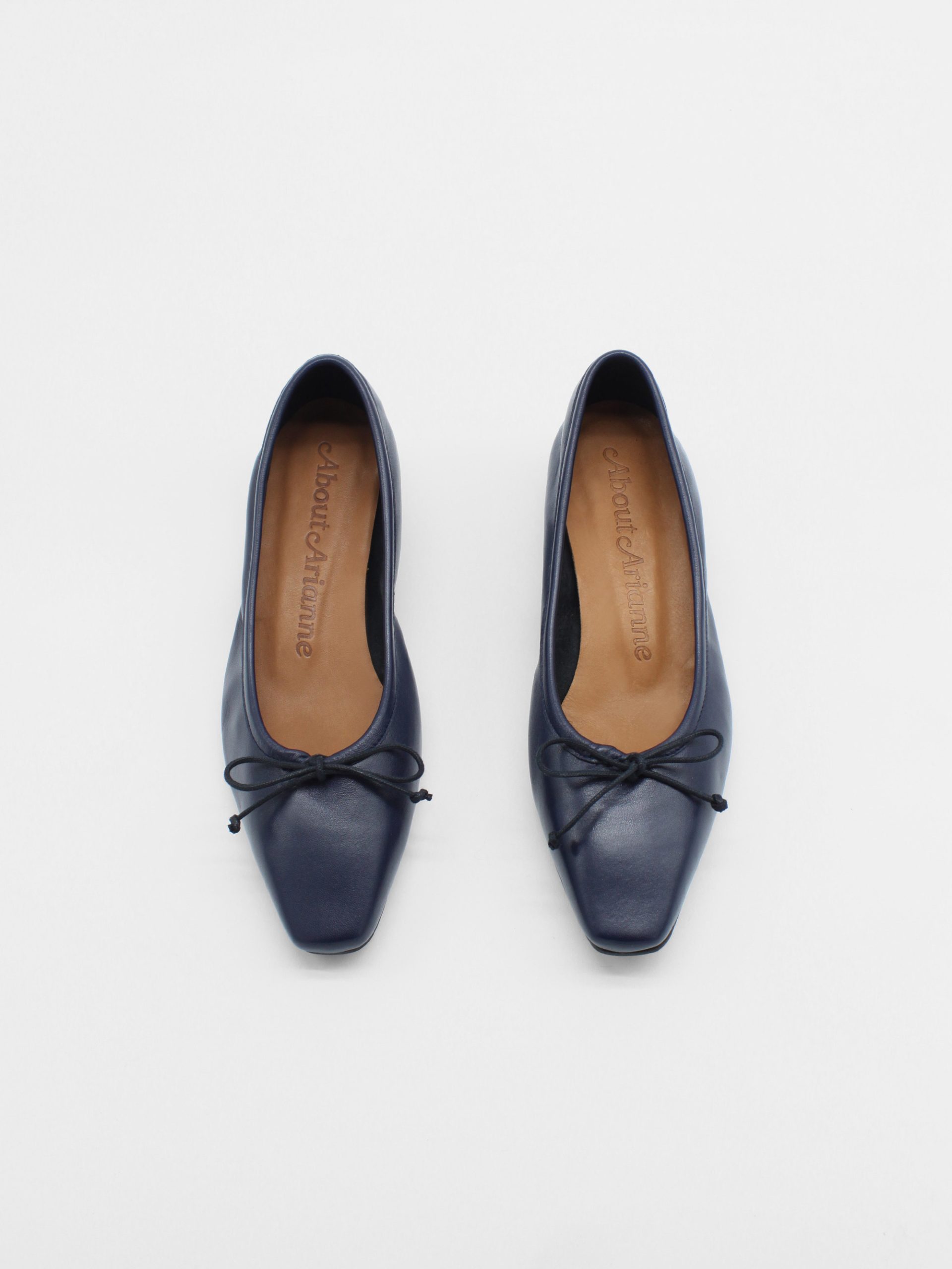 Heeled ballet flats in dark navy blue