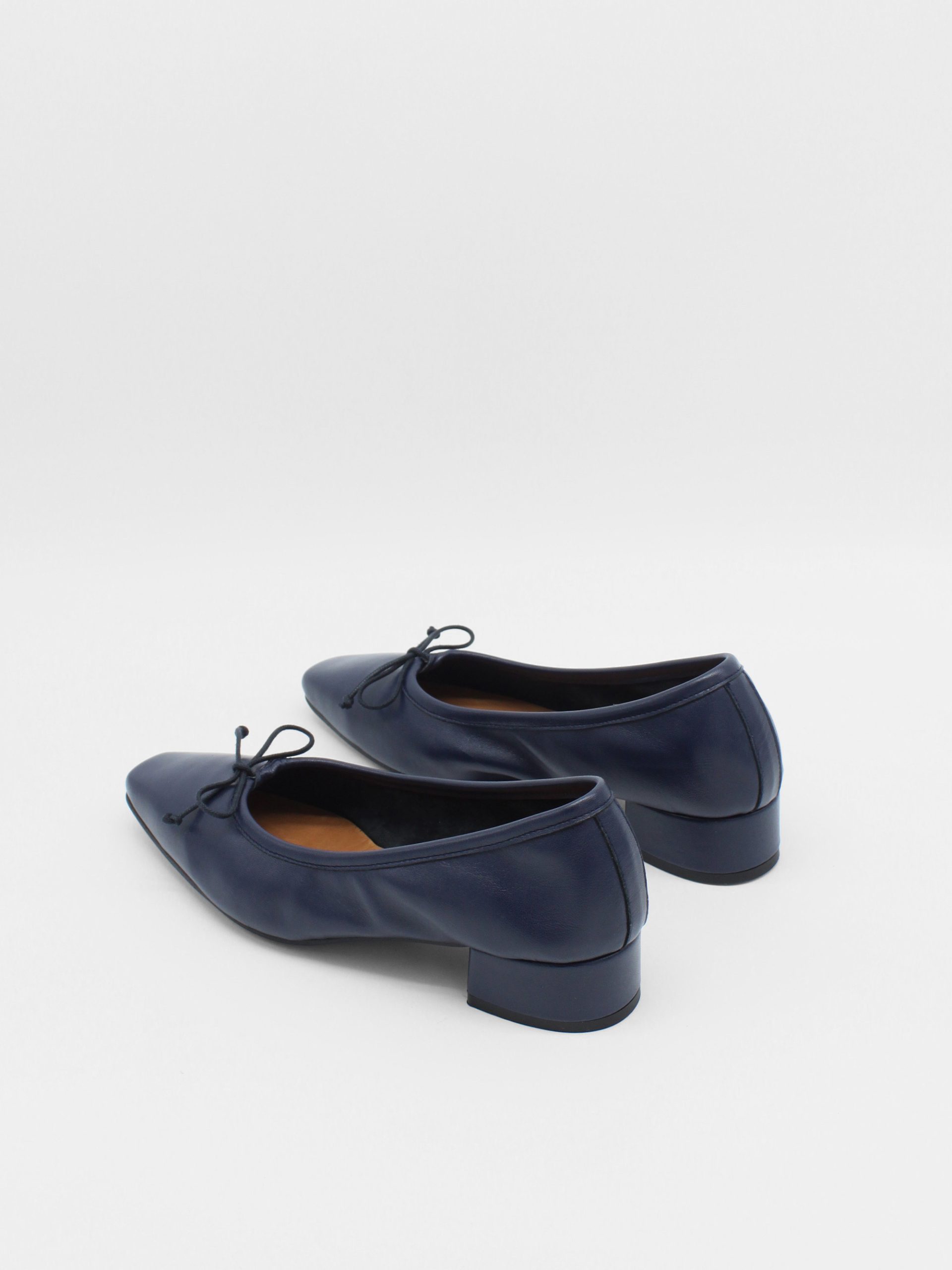 Heeled ballet flats in dark navy blue