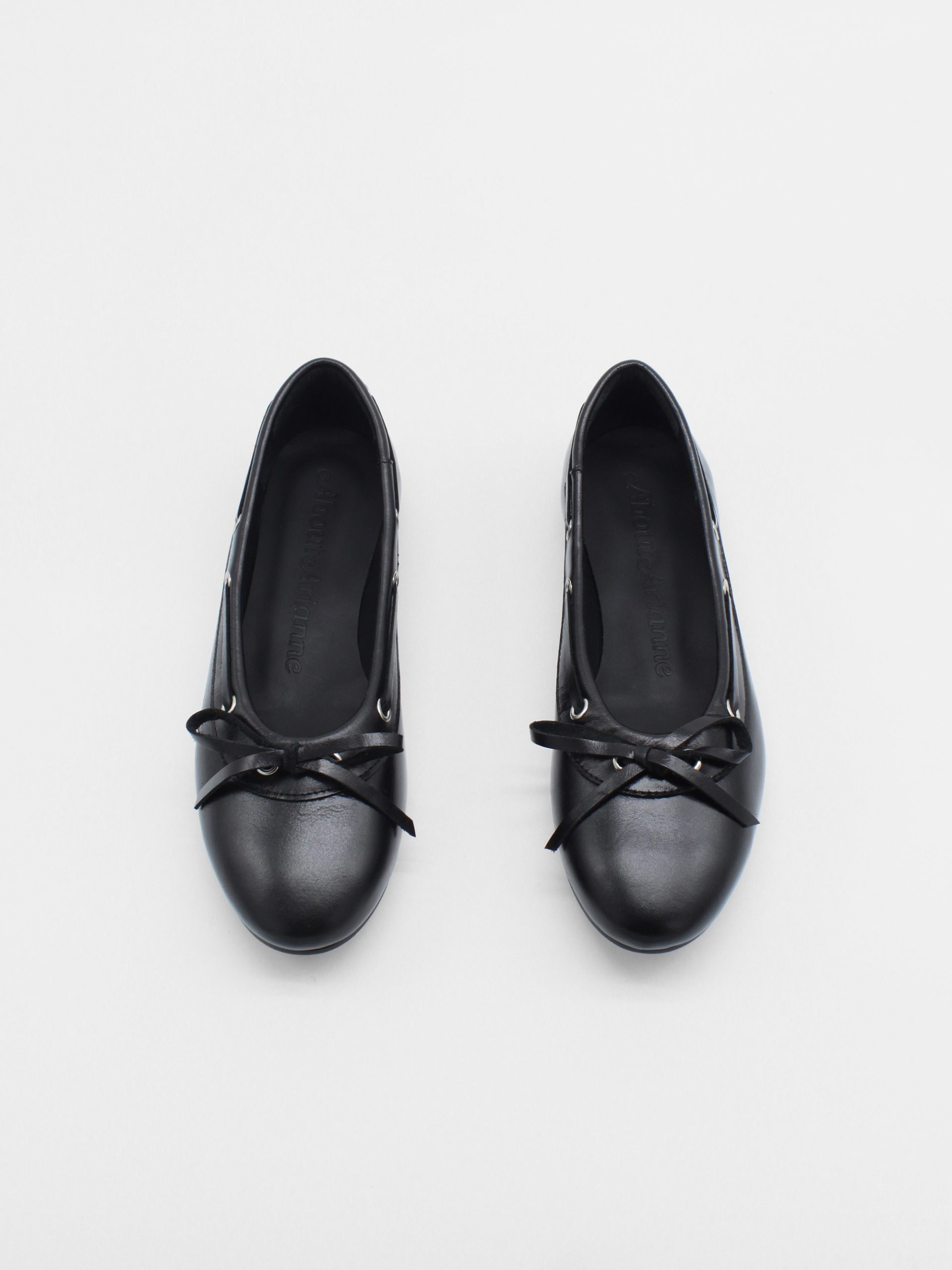 Leather flats in black with leather ribbon