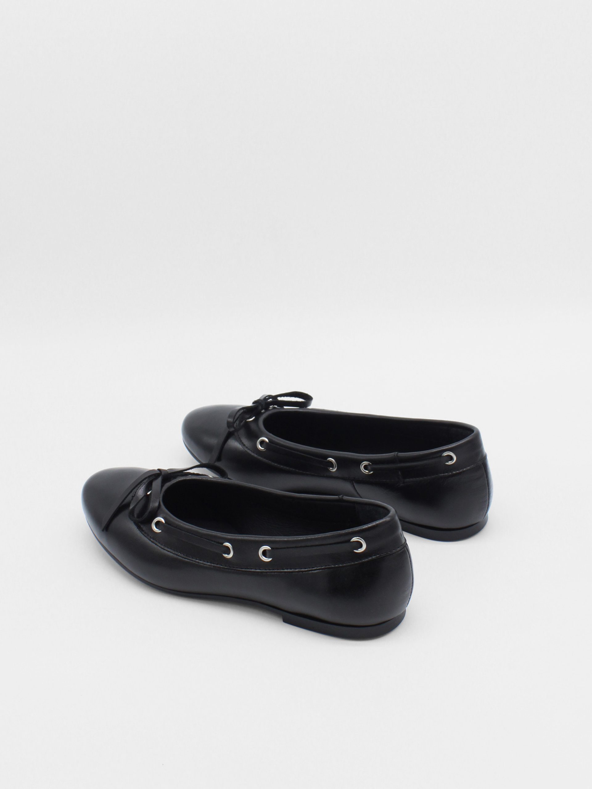 Leather flats in black with leather ribbon